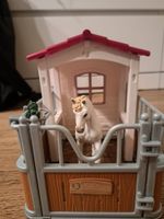 Schleich, weisses Pferd in Boxe inkl. Karotten
