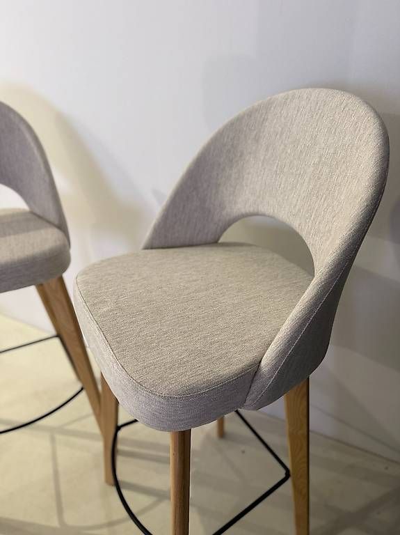 Sedie: Inspired Saarinen Executive Bar Stool – Nuovo e nell'imballaggio originale da Brüttisellen venduto da ZalabaDesign 2
