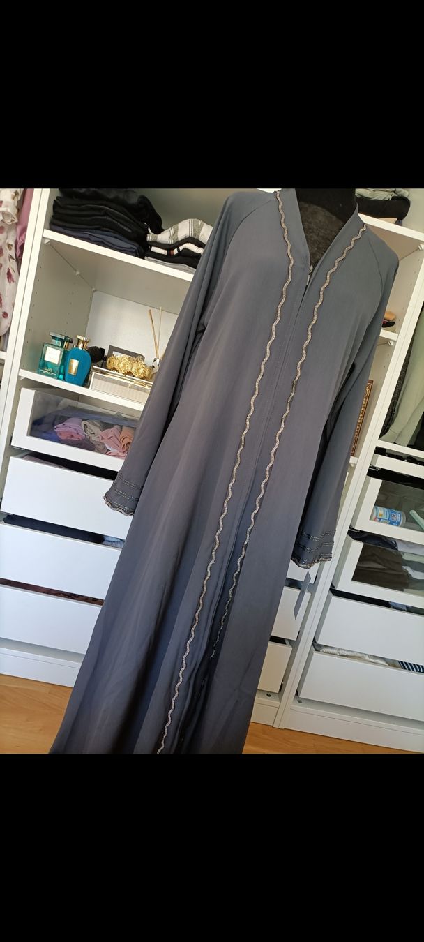 Vestiti: Abaya élégante grise avec broderie – Nuovo e nell'imballaggio originale da La Chaux-de-Fonds venduto da Luxary.25cachmirepro 7