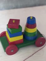 Holzspielzeug Wagen mit Stapel- und Stecktürmen 