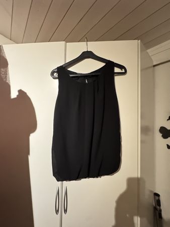 Schwarzes ärmellose Bluse mit Rückenschlitz 