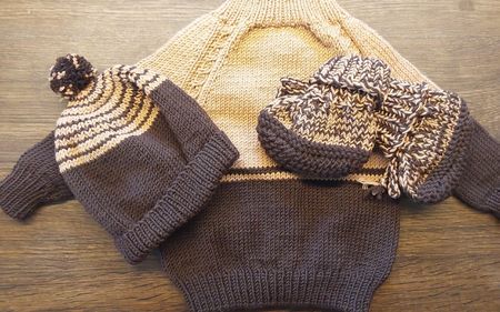 Set Babykleider aus Wolle handgestrickt neu