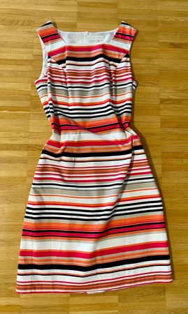 ELEGANTES GESTREIFTES KLEID