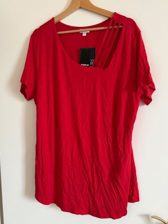 Rotes T-Shirt mit speziellem Ausschnitt, Gr. 48