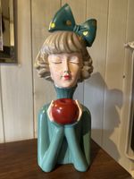 Dekorative Mädchen Statue mit Apfel, Vintage Look, Top!