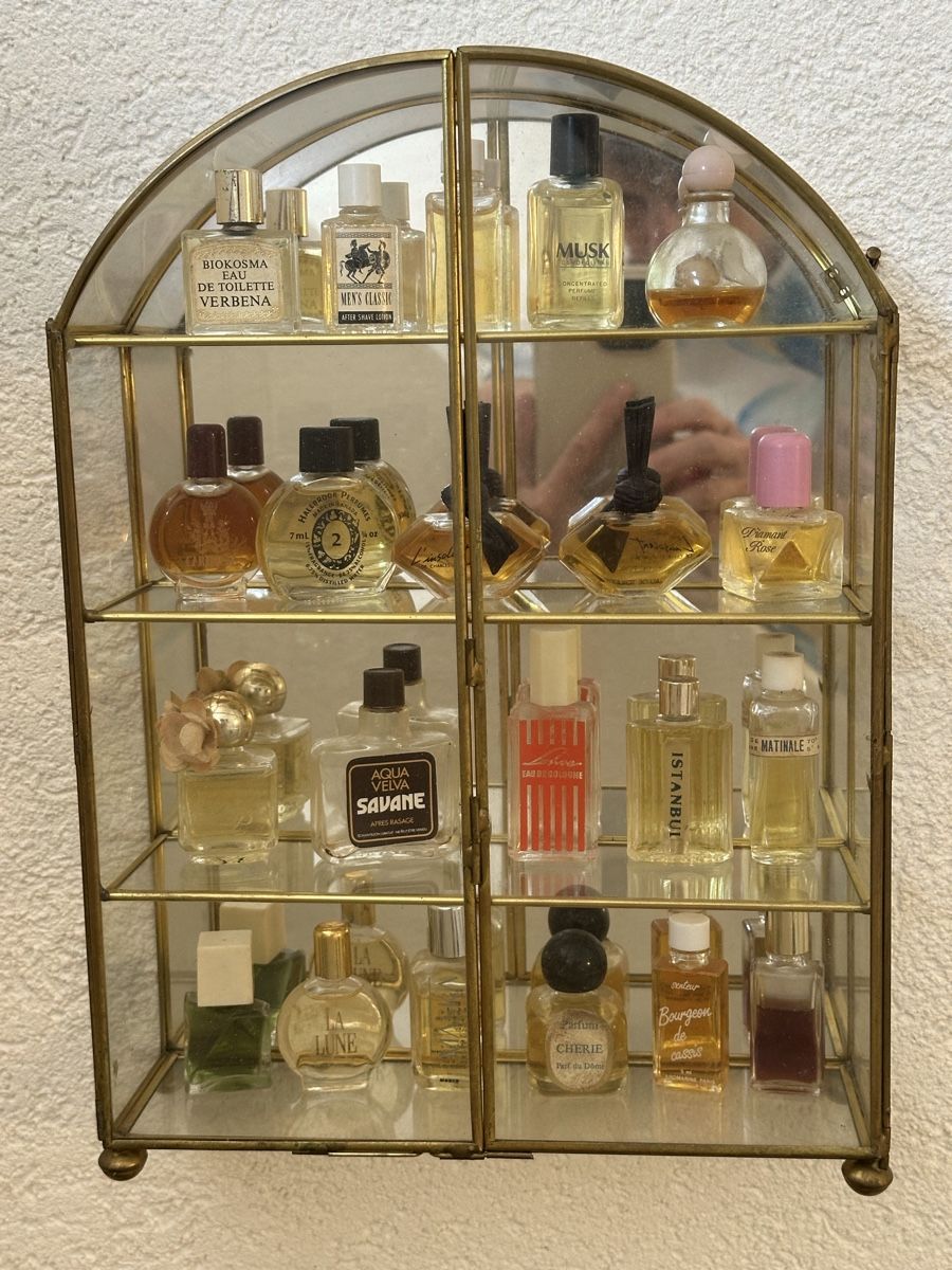 Profumi & Eau de Toilette: Vintage Mini Parfüm Sammlung im Glasvitrinenschrank! – Nuovo (secondo la descrizione) da Wettingen venduto da Baggi7