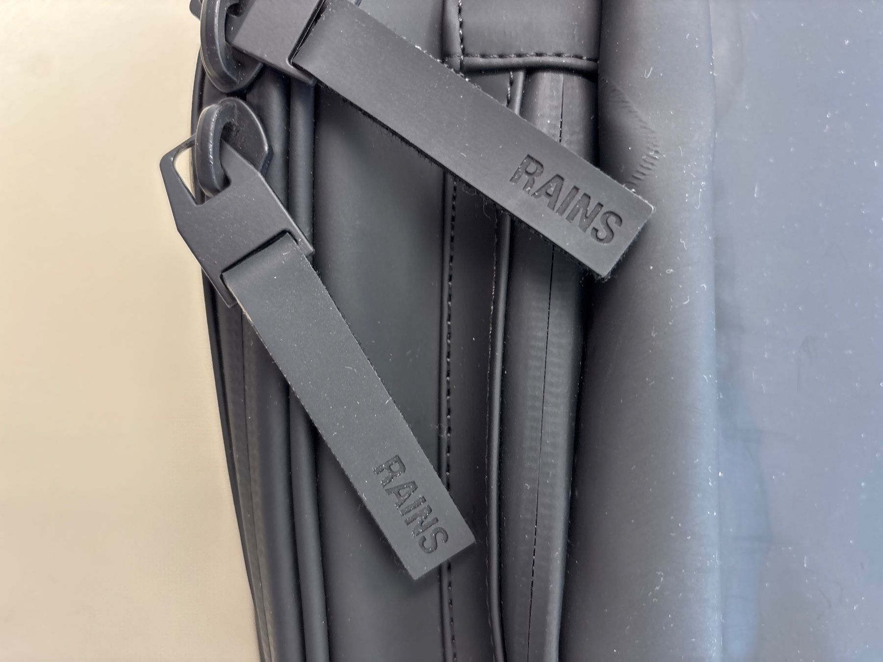 Rains Zaini: Schwarzer Rains Rucksack - Kein Versand – Usato da Luzern venduto da lupol_Verwertungen 2