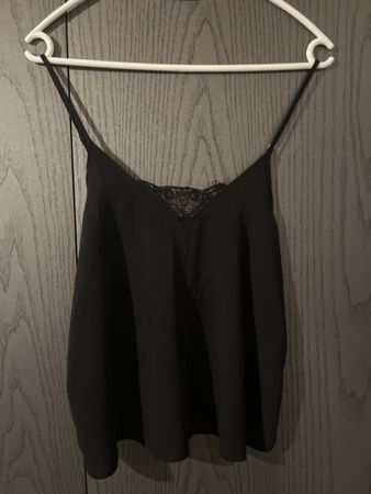 Débardeur noir avec dentelle