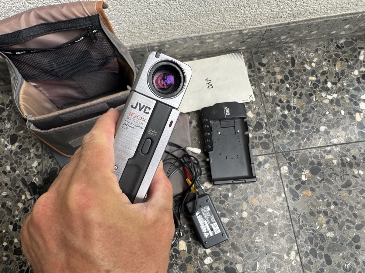 Camcorder: JVC GR-DV1 Camcoder – Defekt aus Bern von A.W.S.R 4