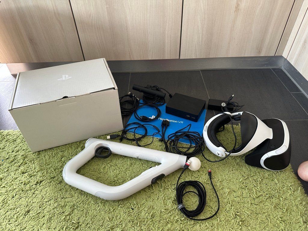 Sony Casco VR: SONY Playstation VR Headset Brille + Aim Controller – Usato da Brunnen venduto da 23068