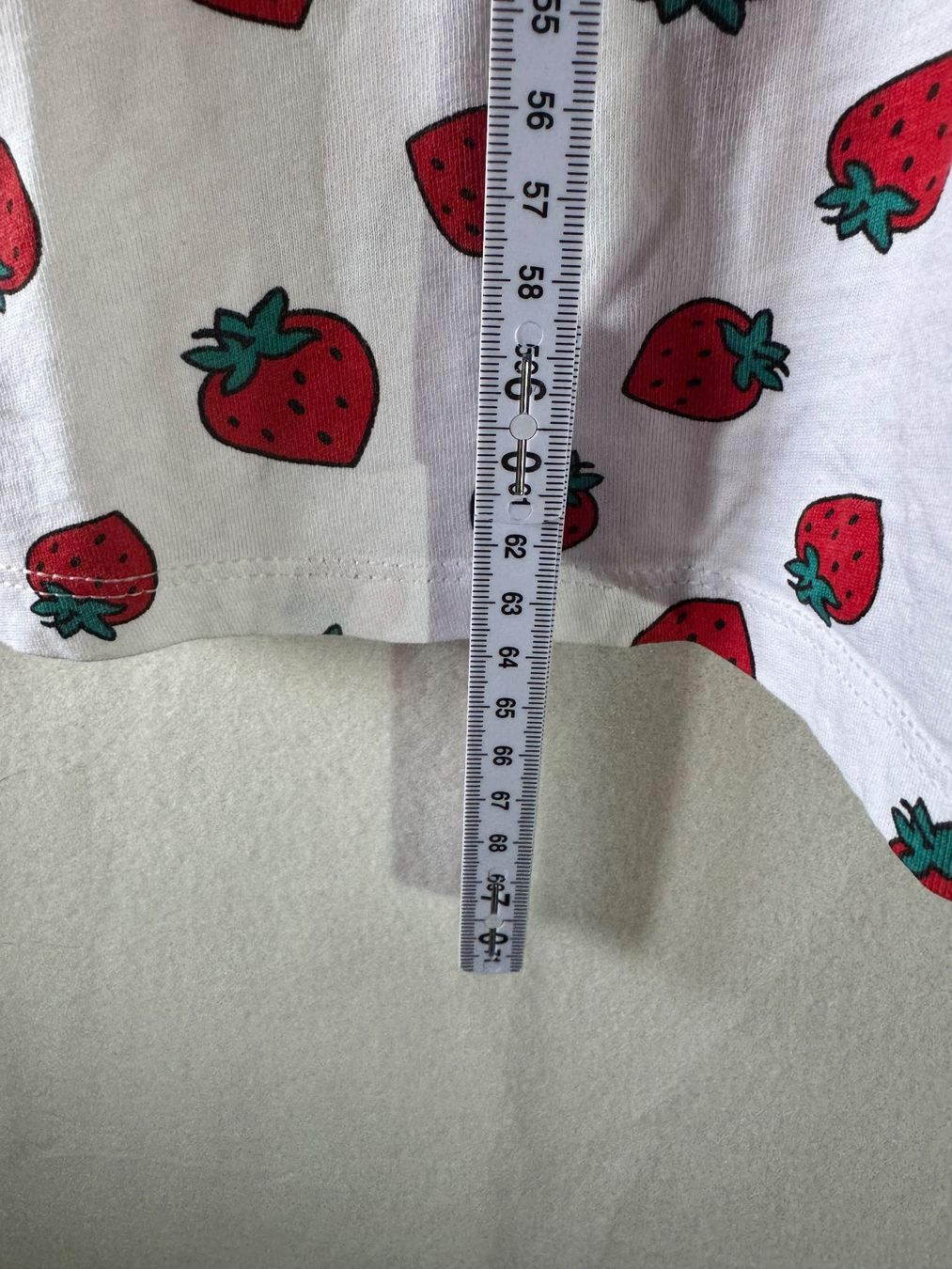 Top: Hübsches Top mit Erdbeermuster Gr. M – Usato da Grosswangen venduto da SALE_SALE_SALE 3