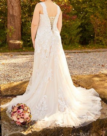 Hochzeitskleid für kleine Bräute mit grosser Wirkung