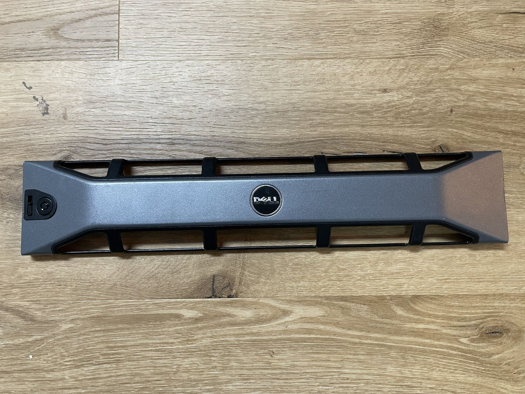 Dell Server: Dell Poweredge Frontblende / Frontabdeckung (HP844) – Usato da Gretzenbach venduto da ITRecyclingGuy