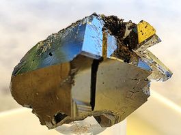 Mineral - Magnetit auf Quarz mit Rutil Pseudomorphose