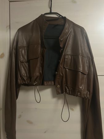 Veste courte en cuir marron, parfait pour l'automne!