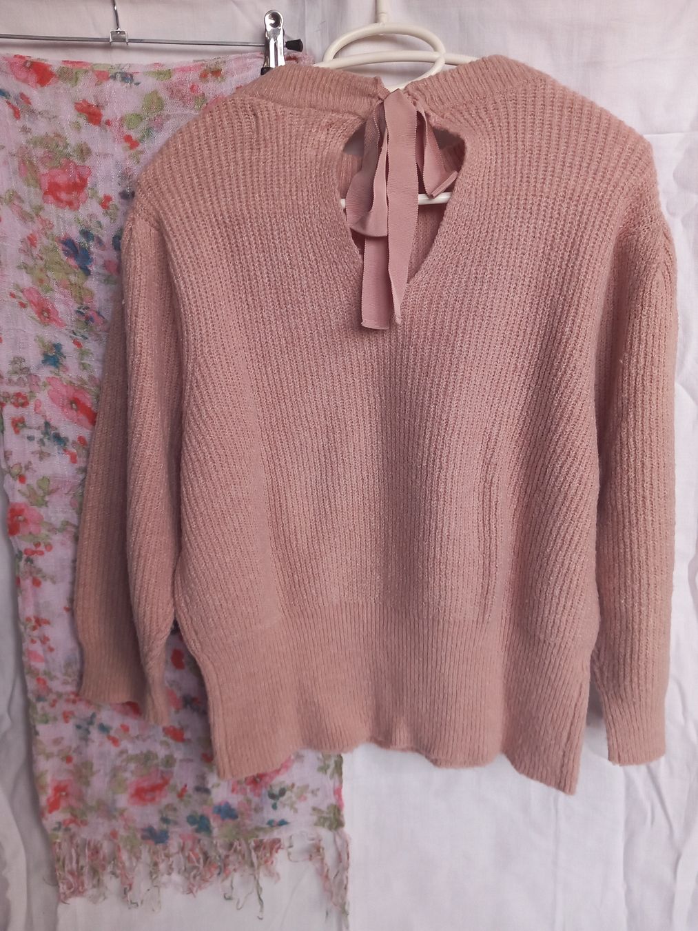 Pullover & Sweatshirts: Pull rose et écharpe fleurie Taille 38 – Gebraucht aus Faoug von per_kp6r 1