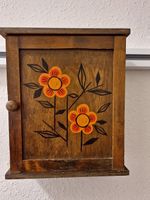 Vintage Schlüsselhäuschen , Holz mit orangen Blumen bemalt
