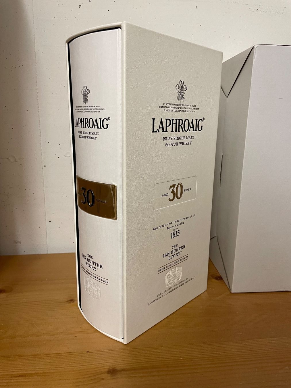 Laphroaig Bevande alcoliche: Laphroaig 30 Years Ian Hunter Book 2 Islay Whisky 48.2% – Nuovo e nell'imballaggio originale da Risch venduto da Bretorianer 1
