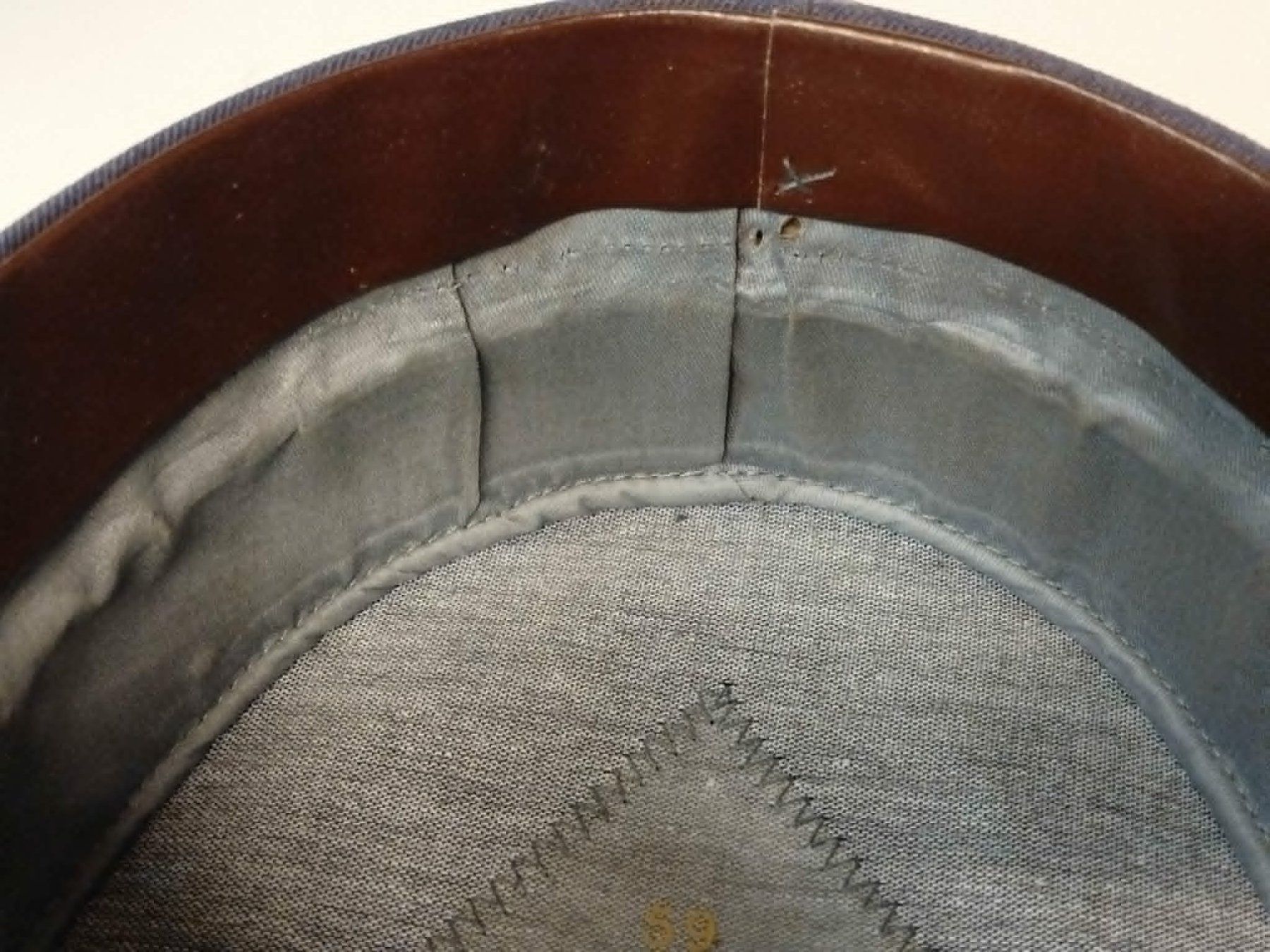Copricapi, berretti & cappellini: 2 X Chapeau de facteur – Usato da La Chaux-de-Fonds venduto da Emmaus2300CDF 6