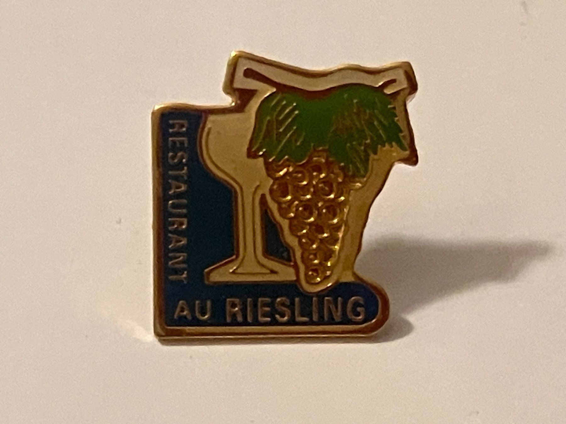 Placchette & Badge: 1 Pin Restaurant Au Riesling – Usato da Basel venduto da djwwpp