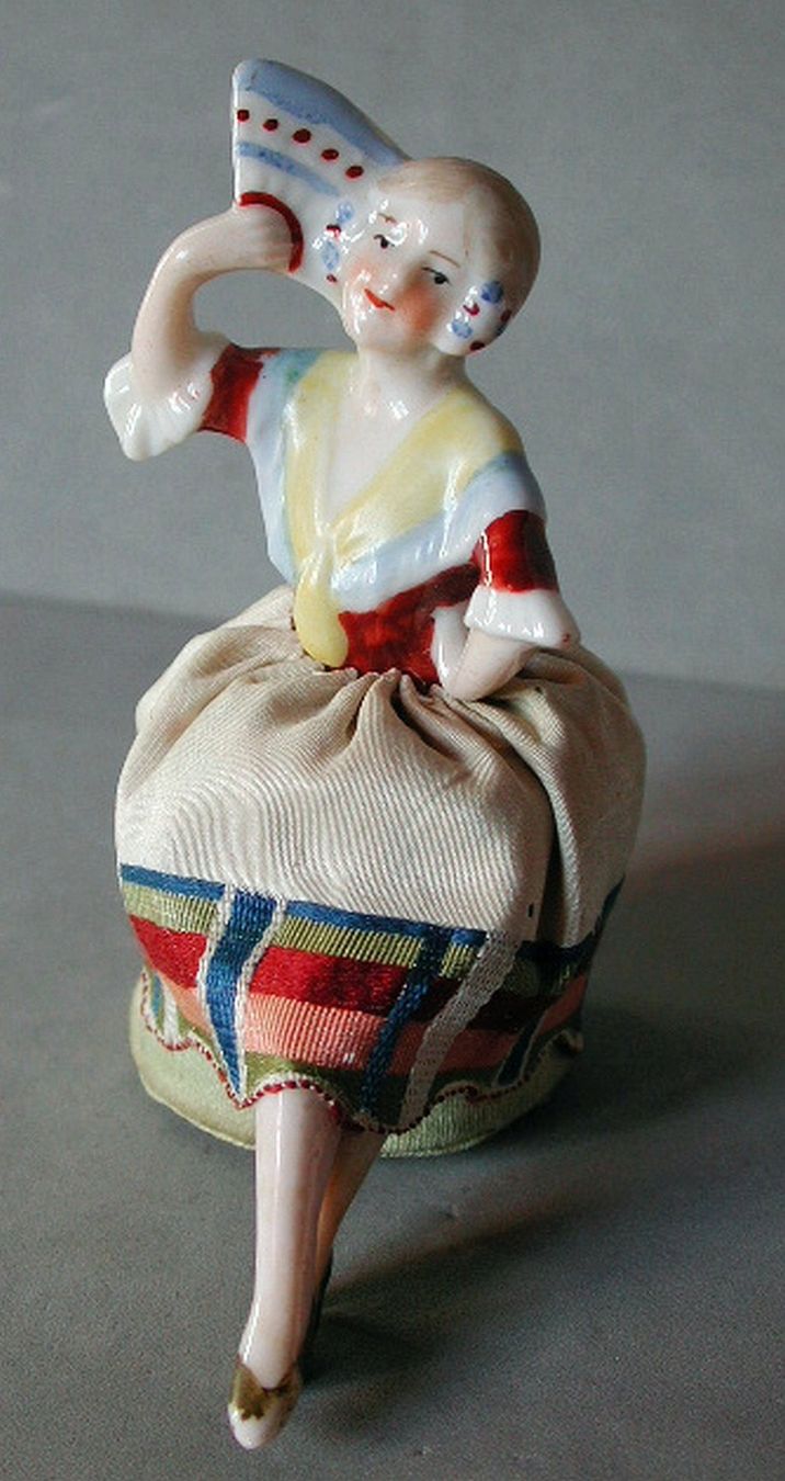 Statuette: Entzückende Teepuppe einer Spanierin mit Fächer – Usato da Sonceboz-Sombeval venduto da Artdecolove 1