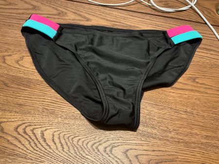 Schwarze Bikinihose mit Neon-Detail, Gr. M