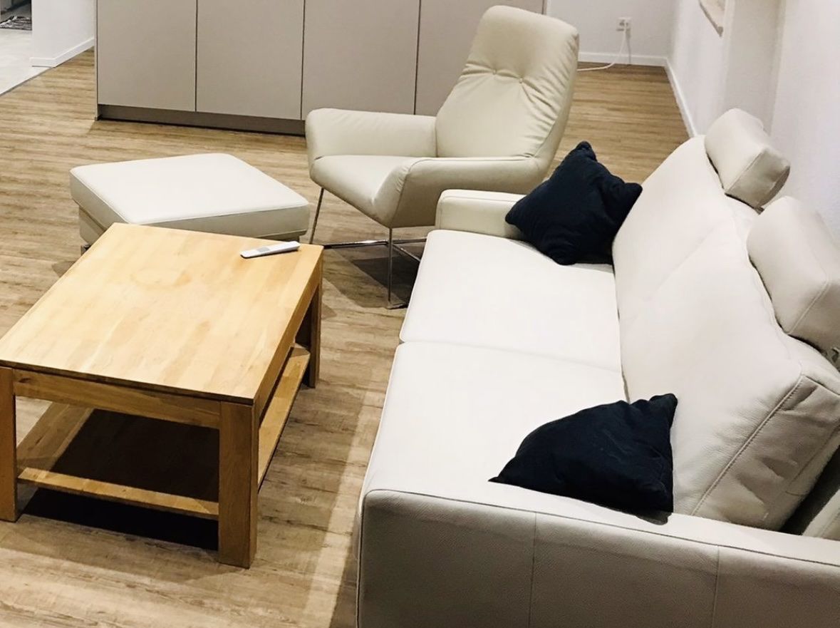 Divani: Leder Sofa 3er mit Sessel und Hocker – Usato da Kestenholz venduto da Inna09 2