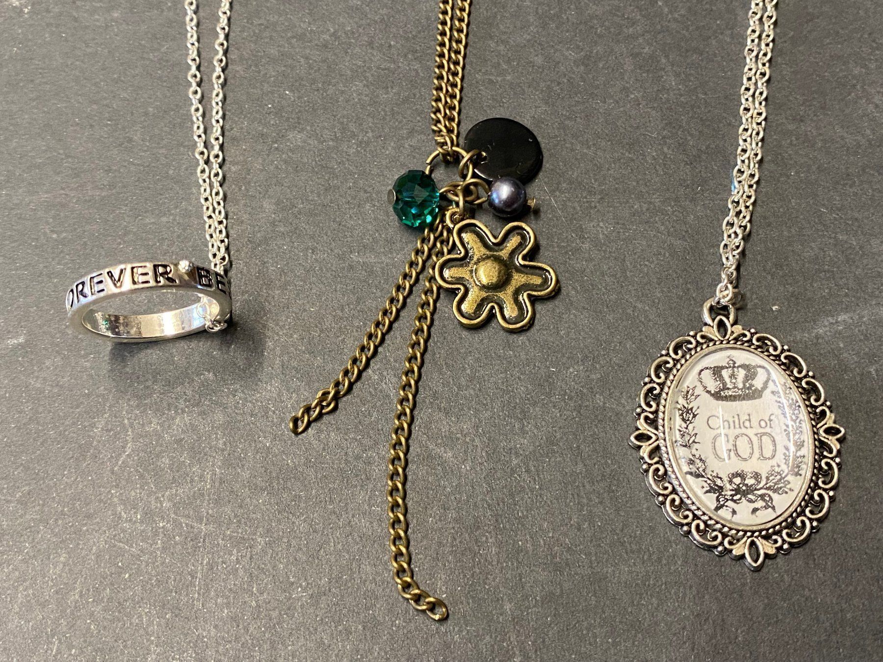 Autres bijoux: Modeschmuck Lot, 6 Kette und 1 Ring – D'occasion à Schaffhausen par sparzone 2