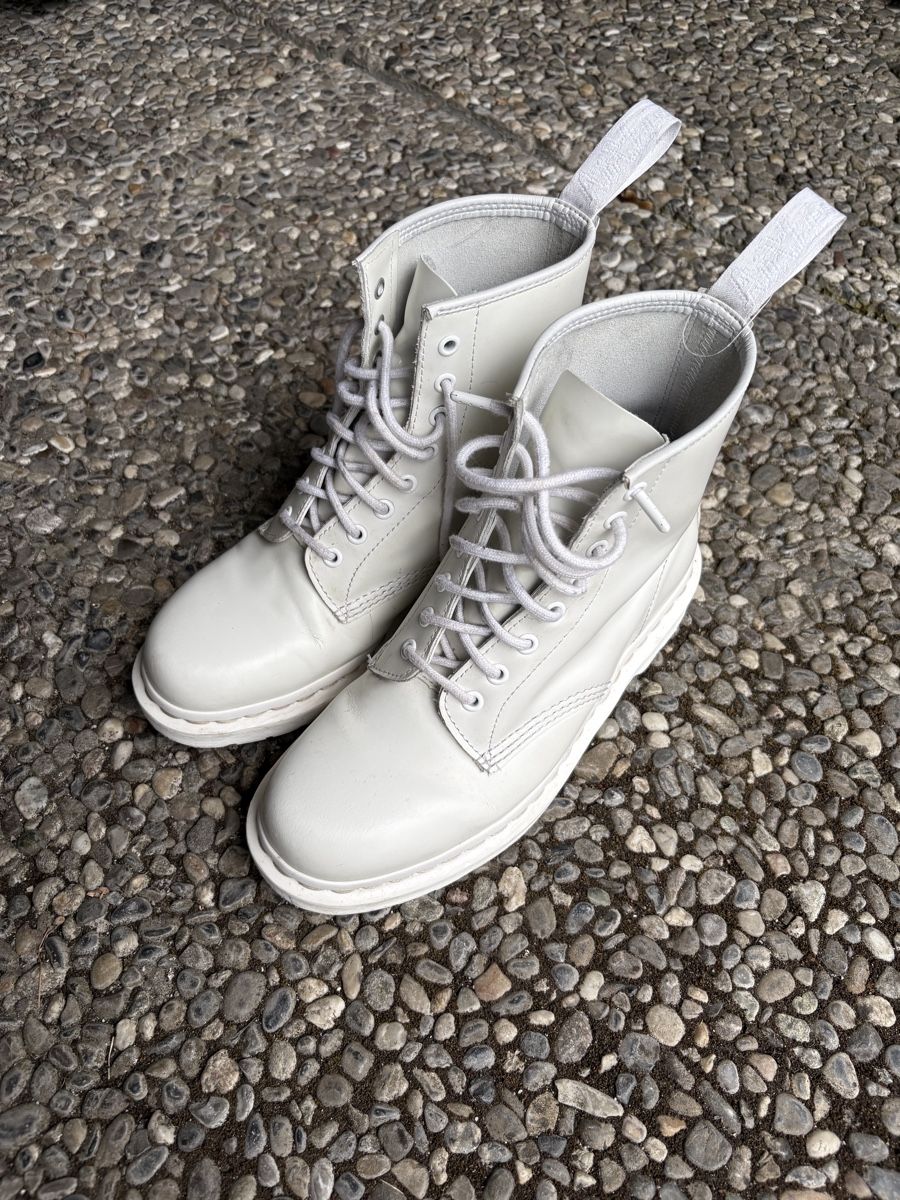 Dr. Martens Herrenschuhe: Dr. Martens weiss – Gebraucht aus Rombach von akiromay
