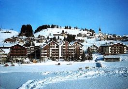 OBERIBERG Hotels, Parkplatz mit Autos