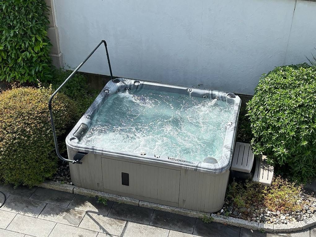 Bains à remous: Jacuzzi Clearwater Spa  – D'occasion à St-Sulpice VD par mar_th8v 1