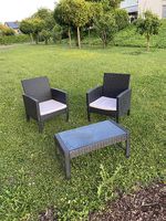 Rattanstühle mit Tisch 
