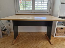Schreibtisch massiv