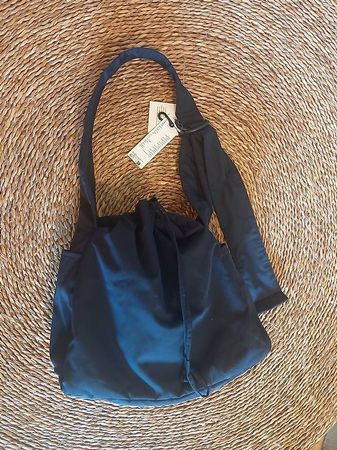 Neue blaue Tasche von Uniqlo mit Etikett