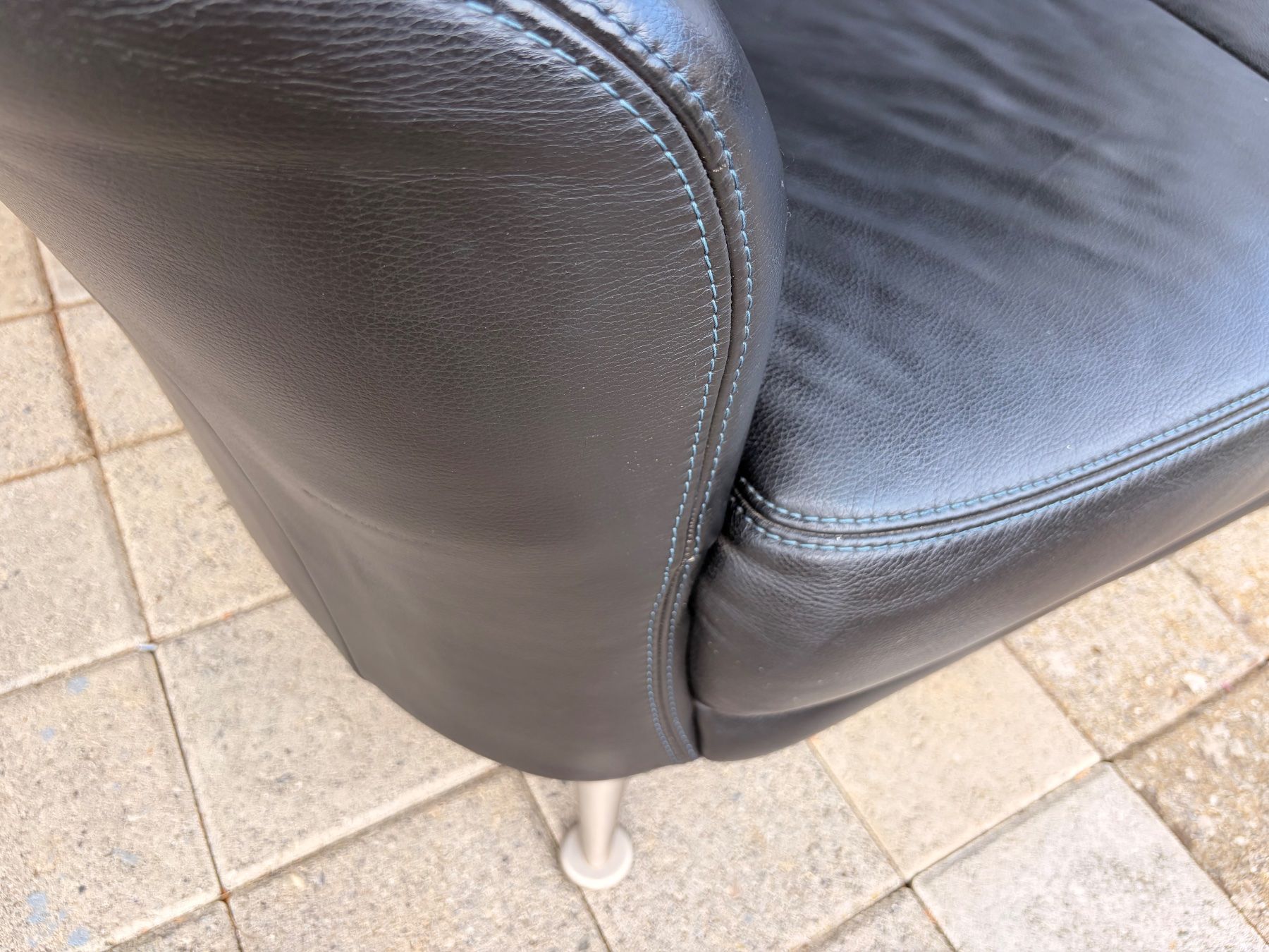 Divani: Ledersofa, gebraucht  - schwarz mit blauer Naht – Usato da Aarburg venduto da Mel_zs28 3
