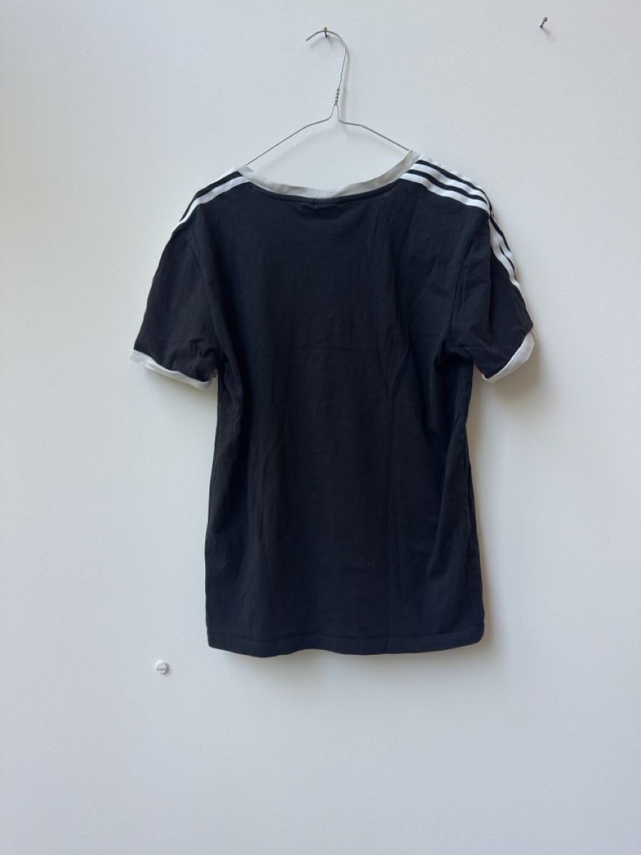 Adidas T-Shirts: Vintage Adidas T-Shirt – Gebraucht aus Basel von wardrobeupdate 1