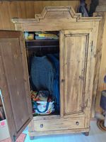 Antico armadio in legno massello
