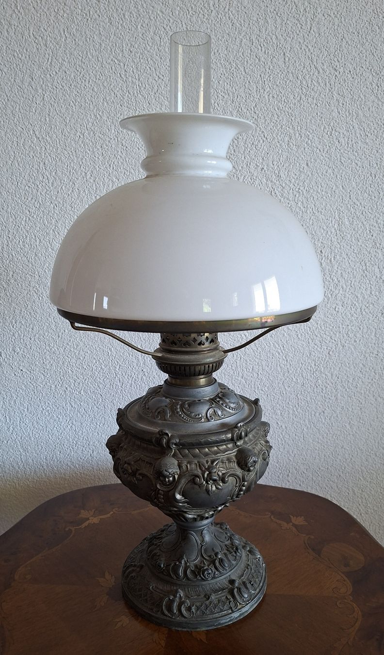 Lampade: Antike Petrollampe aus Zinn. – Usato da Pfäffikon ZH venduto da enderby01