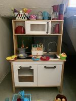 Spielküche mit Holzkasse und diversem Zubehör