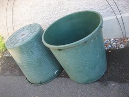 Zwei Regentonnen Regenfass grün
