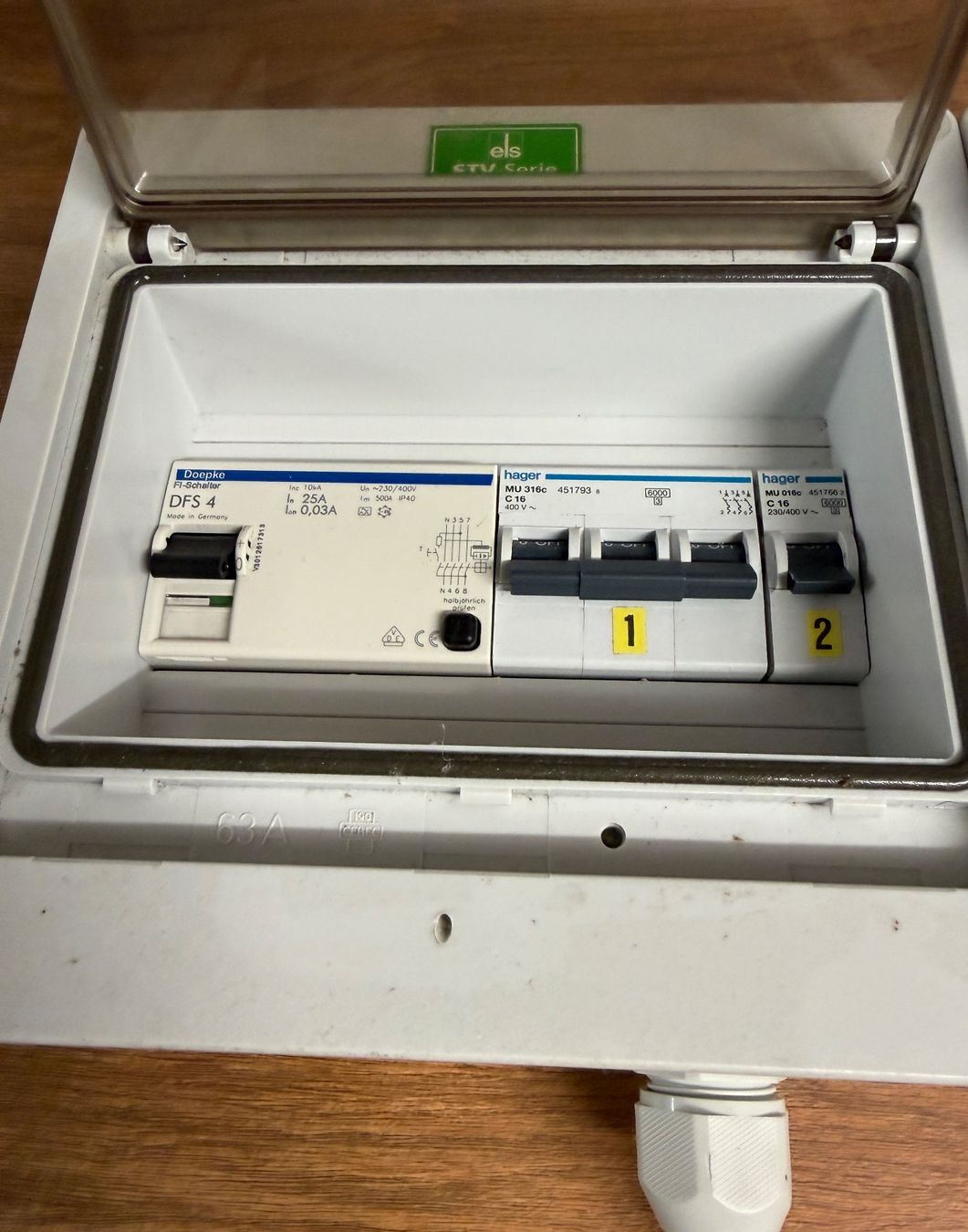 Alimentazione elettrica: Starker Stromverteiler 63A mit CEE & Schuko Steckdosen! – Usato da Nussbaumen AG venduto da olitech5415