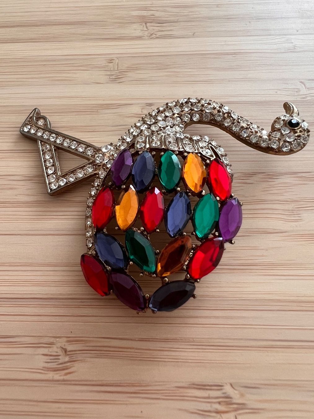 Spille & Fermagli: Multicolor ostrich gem brooch/pin – Usato da Genève venduto da Ballpencase 2