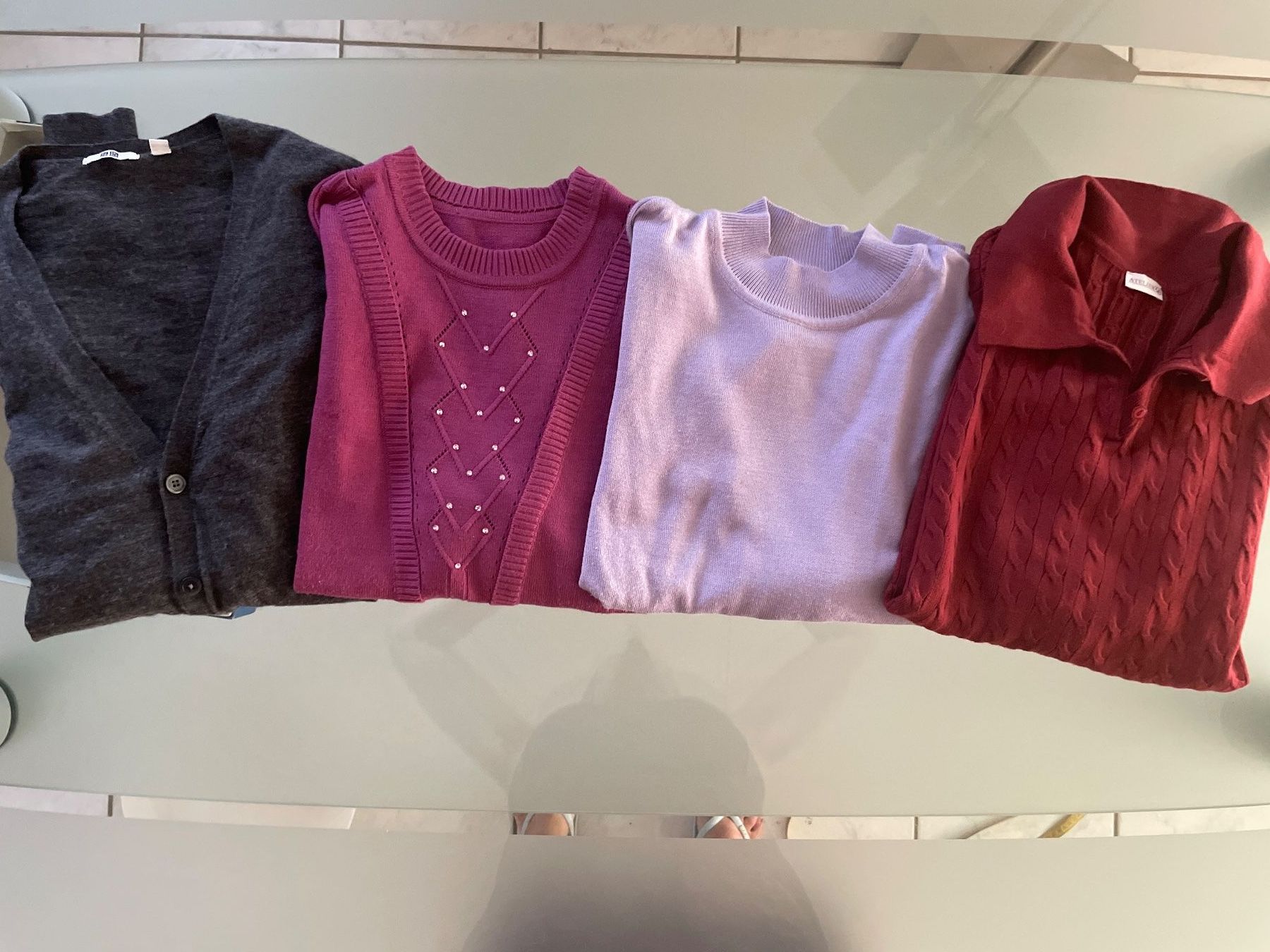 Lotti di vestiti: 3 Pullis 1 Jäggli / Uniqlo – Usato da Kappelen venduto da Waloga