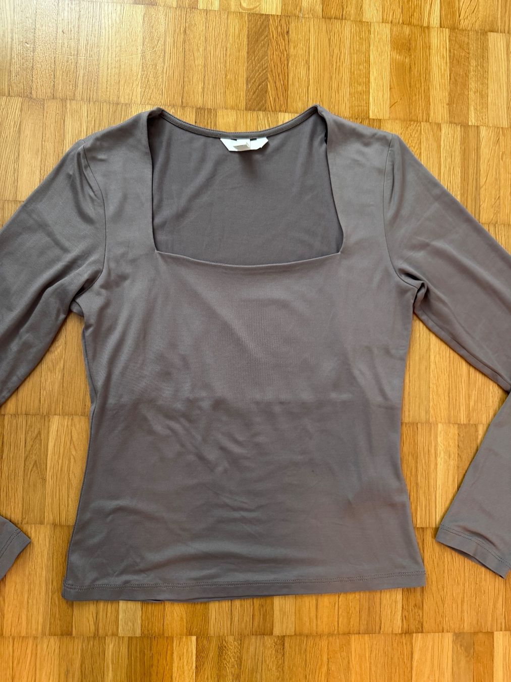 H&M T-shirt: H&M Trendiges Langarmshirt mit eckigem Ausschnitt, Grösse S – Usato da Jona venduto da Good_luck1_ 1