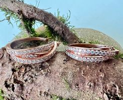 Elegante Roségold-Creolen mit 3 Reihen funkelnden Zirkonia