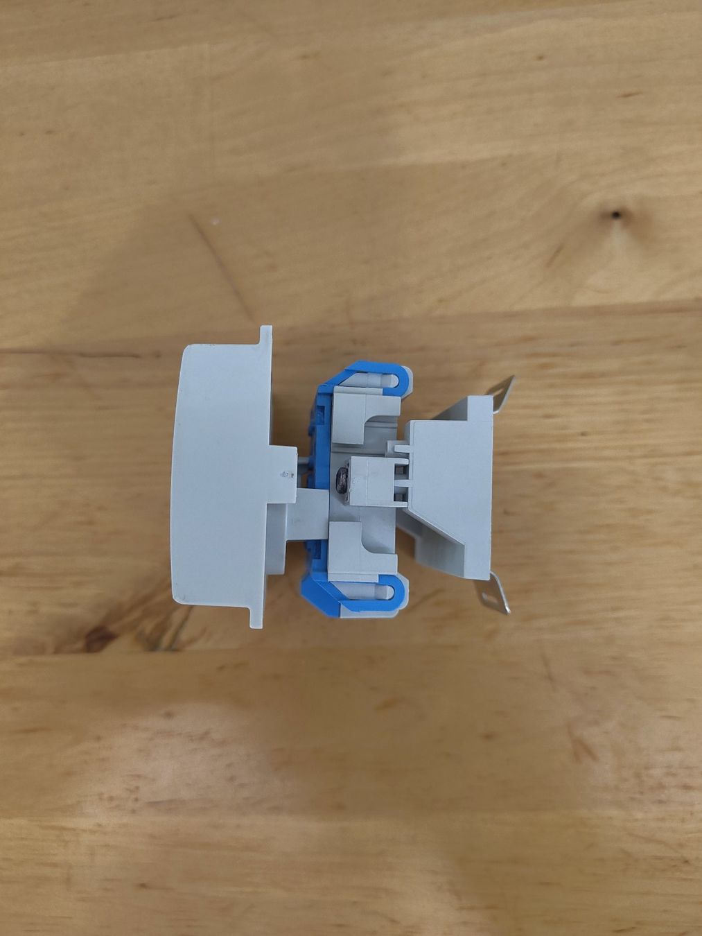Hager Spine: HAGER SN013 Steckdose Typ 13 10A 250V DIN Einbau – Usato da Emmenbrücke venduto da BlSi 3