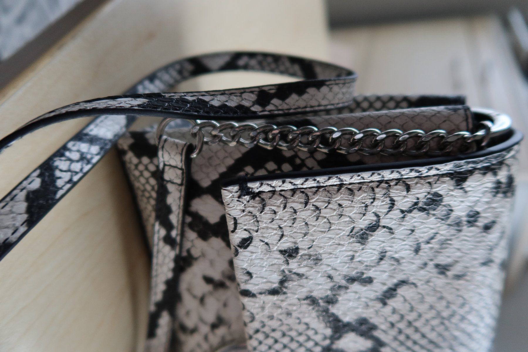 Borse da donna: Damenumhängetasche, Animalprint, 24cm x 17cm x 8,5cm - NEU – Nuovo e nell'imballaggio originale da Zürich venduto da Piki7 7