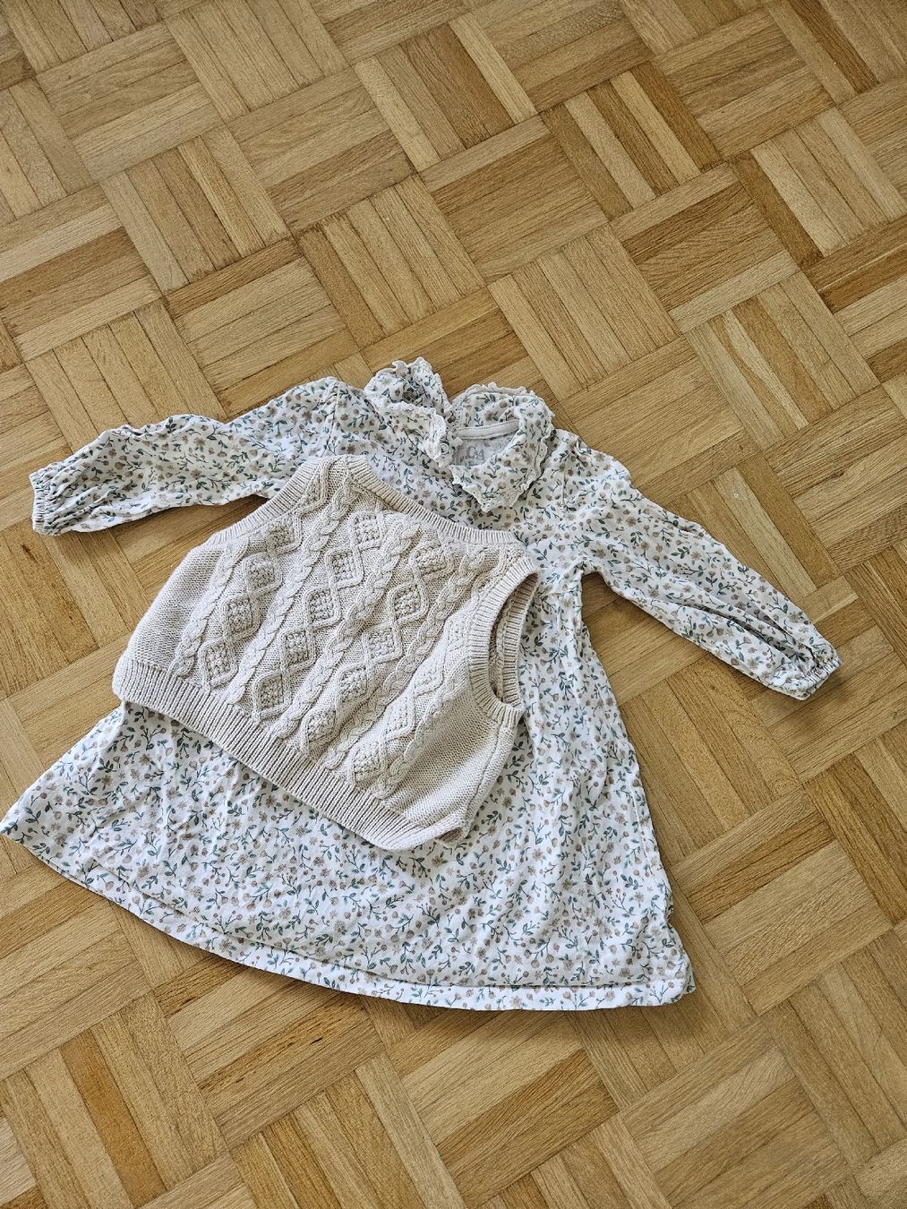 C&A Vestiti & Gonne: Süsses Kleid mit Strickweste, Grösse 9-12 Monate – Usato da Uetikon am See venduto da Feuerlilie02