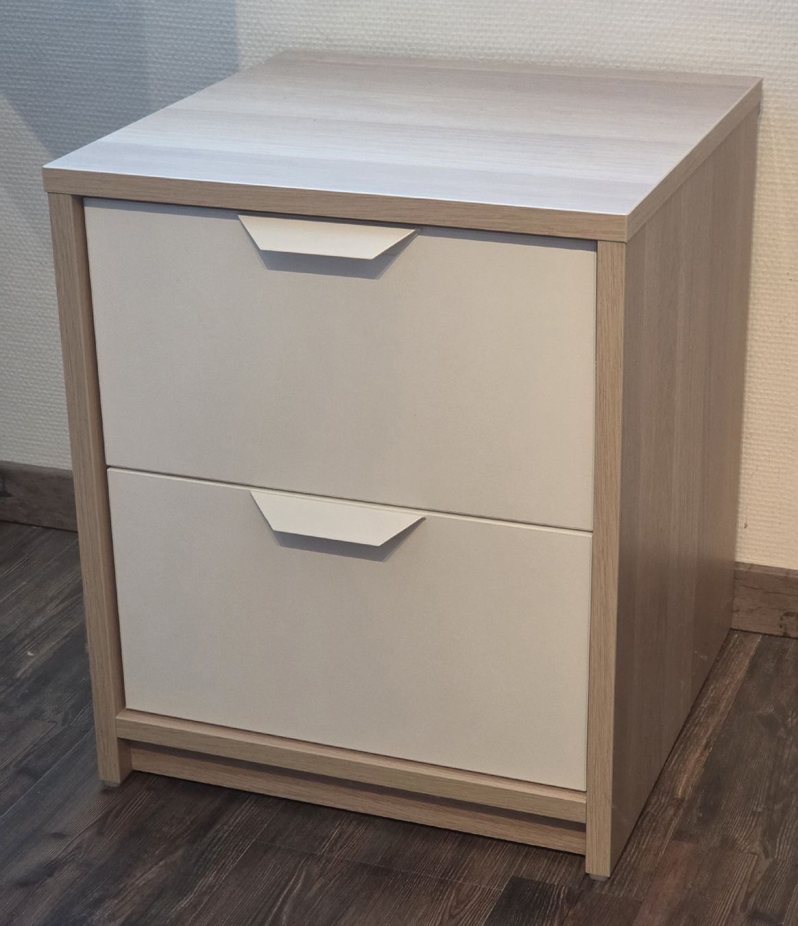 Ikea Tables de nuit: Nachttischli Ikea Askvoll – Neuf (Voir description) à Bischofszell par Malabi