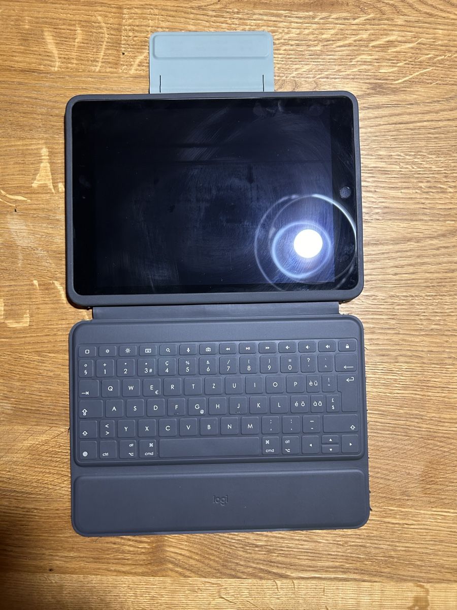 Apple Tablet PC: iPad 9 Generation mit Logitech Tastaturhülle – Usato da Zürich venduto da jasmin011 2